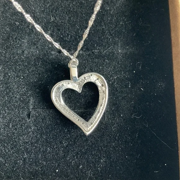 10k Solid goldHeart Necklace - Picture 3 of 10